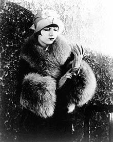 Louise Brooks gantée...